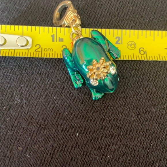Green enamel frog charm - Picture 4 of 6